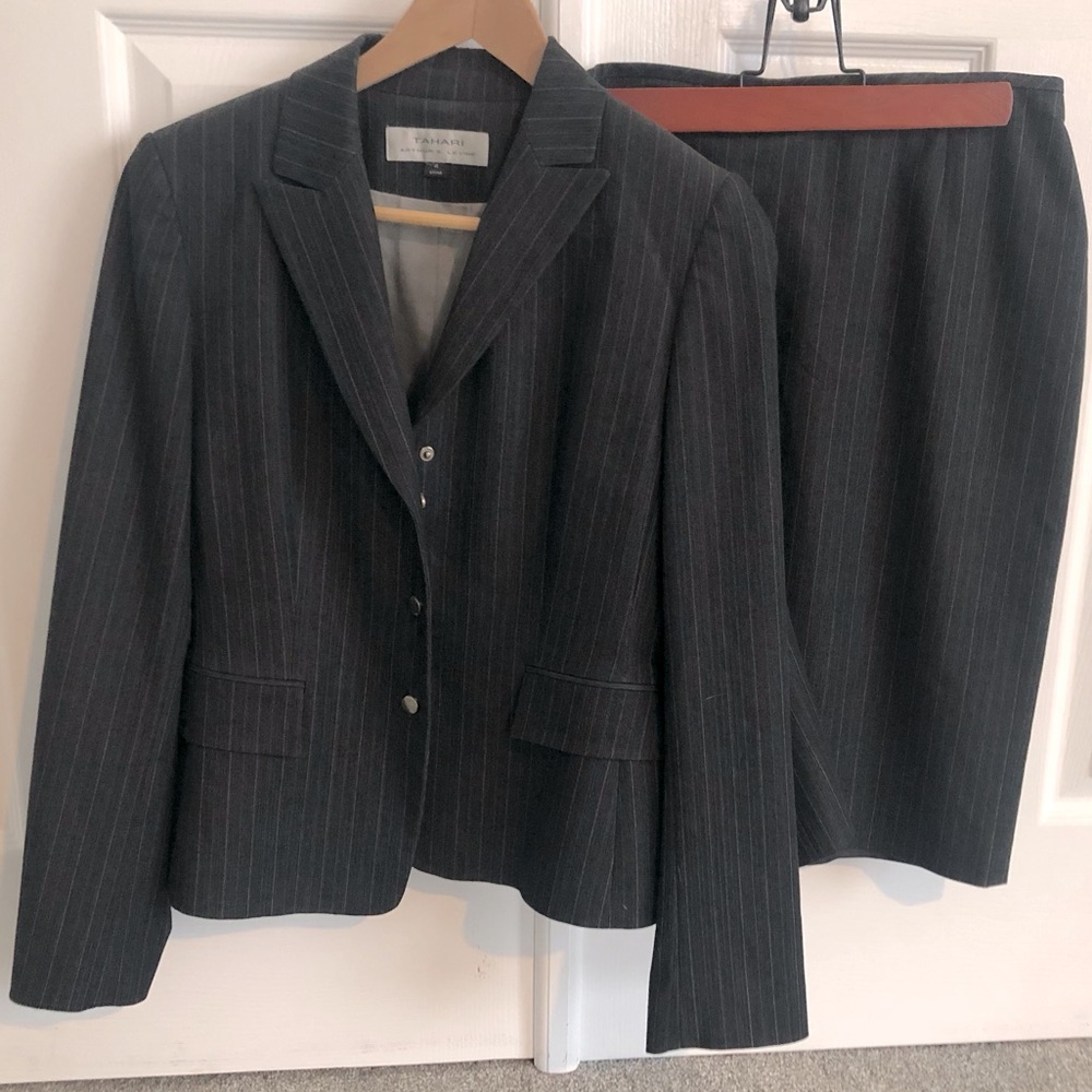 Tahari Blue Navy Denim Blue and White Stripe Suit. Size 4 Blazer and Skirt
